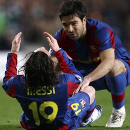 Deco ayuda a Messi que cae lesionado