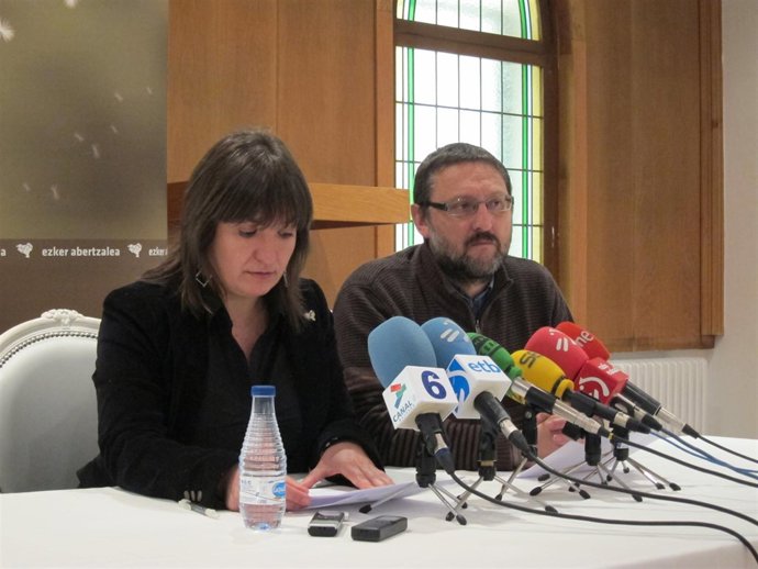 Los Portavoces De La Izquierda Abertzale Maribi Ugarteburu Y Txelui Moreno.