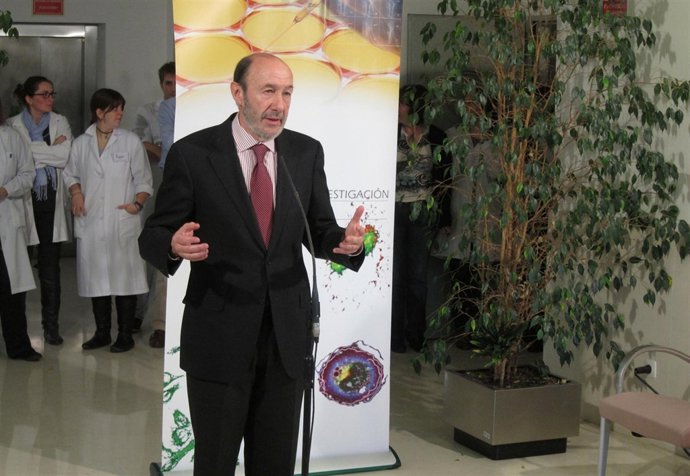 Rubalcaba Atiende A Los Medios En Su Visita Al Centro Del Cáncer De Salamanca
