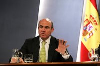 De Guindos defiende que la banca separe los activos inmobiliarios y prevé fusiones en "próximos días"