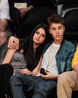 Selena Gomez Y Justin Bieber Muy Cariñosos Durante Un Partido De Baloncesto 