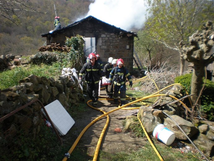 Bomberos En El Incendio De Una Cabaña Pasiega