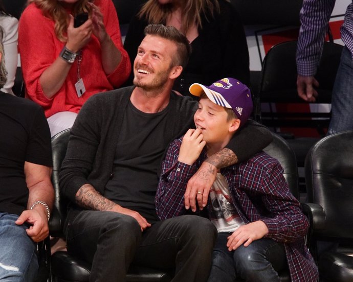 David Beckham Con Su Hijo Durante Un Partid De Baloncesto 