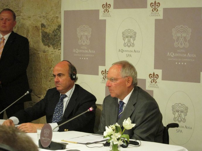 El Ministro De Economía, De Guindos, Y El De Finanzas Alemán, W.Schäuble
