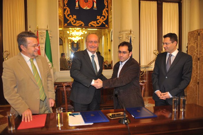 El Alcalde De Málaga Y El Director Provincial De Cáritas Firman Un Convenio