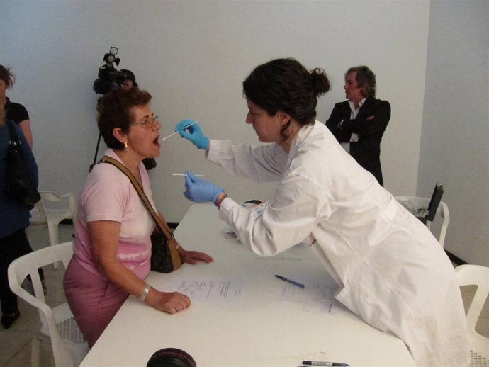 Una Mujer Se Realiza La Prueba De ADN