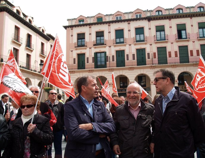 Cosculluela, Morlán E Iglesias (PSOE) En La Manifestación En Huesca