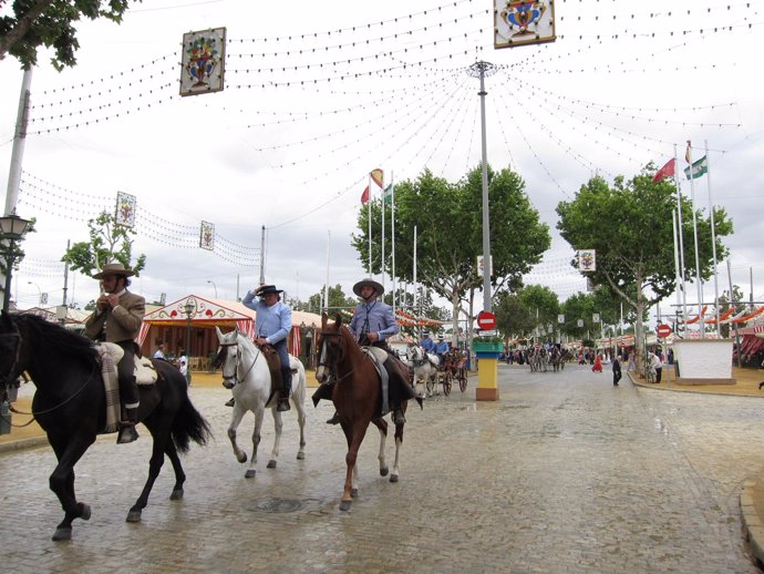 Caballistas Paseando Por La Feria De Abril. 