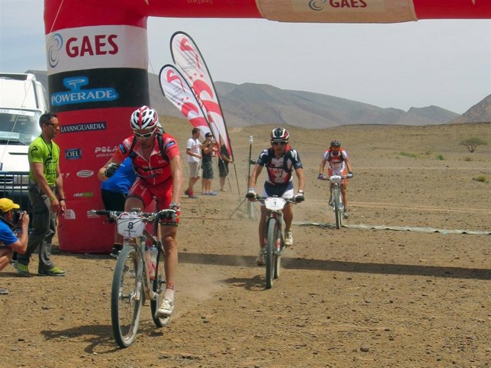 Llegada A Meta De La Tercera Etapa De La Nisan Desert 2012