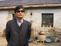 Guangcheng, que escapó del arresto en la Embajada de EEUU y Pekín, exige a Washington una disculpa