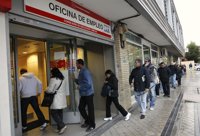 España lidera el paro en la eurozona en marzo con una tasa del 24,1%