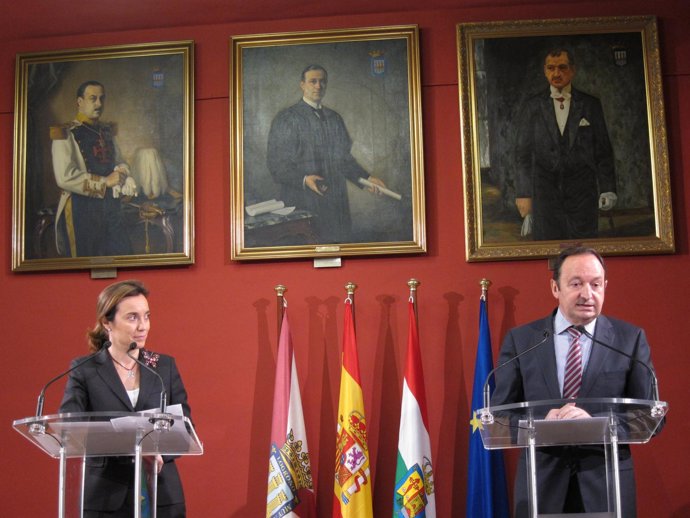 Sanz Habla En Presencia De Gamarra