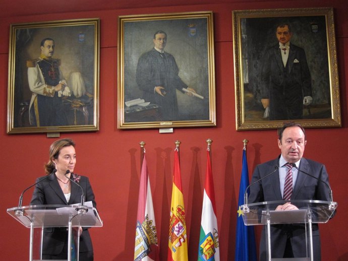 Sanz Se Dirige A Los Medios De Comunicación En Presencia De Gamarra