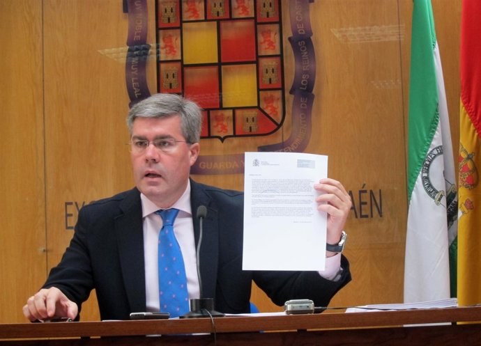 Fernández De Moya Muestra La Notificación De Hacienda Que Aprueba Plan De Ajuste