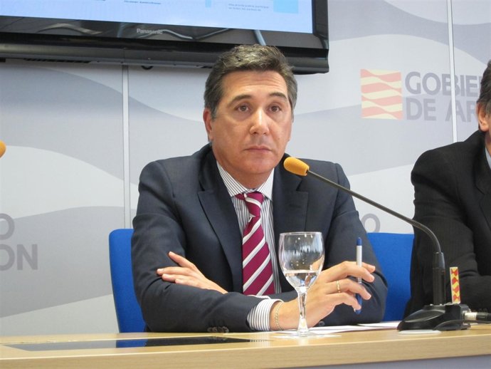  El Consejero De Sanidad, Bienestar Social Y Familia, Ricardo Oliván.