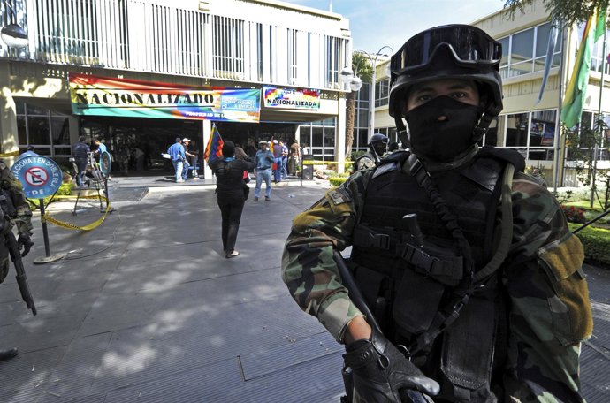 Soldados Nacionalizan La Filial De REE En Bolivia