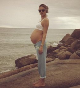 Alessandra Ambrosio Posa Con Sus 8 Meses De Embarazo