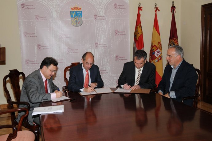 Firma Del Acuerdo En La Diputación De Salamanca
