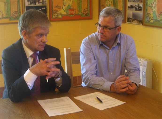 J. Fernández, Dtor. Sector Agrario De Caixabank, Y F. Sainz De Maza, Secr. OPL.