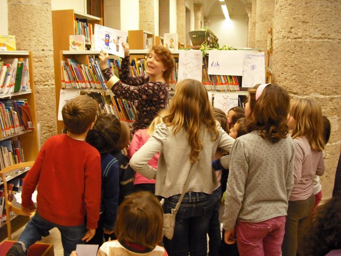 Niños En La Biblioteca Pública De Valencia