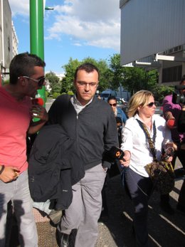 El Hermano De Bretón, Rafael, Increpado A La Salida.