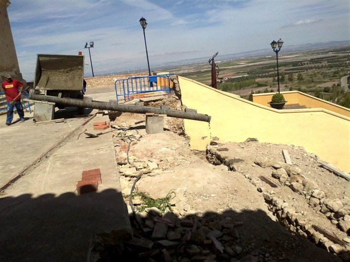 Obras En El Muro De La Iglesia En Magallón (Zaragoza)