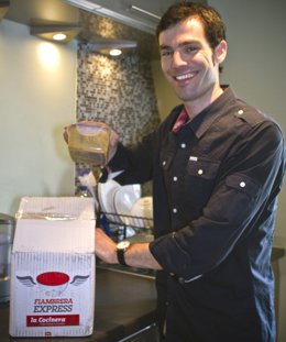 Investigadores Reciben La Comida De Sus Madres