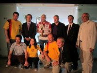 Fútbol sala.- Marc Carmona y Javi Rodríguez entregan la UEFA Futsal Cup al Museu del FC Barcelona