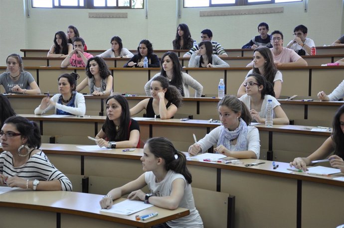 Alumnos En Un Exámen De Selectividad