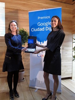 Gamarra Recibe El Premio Google De Manos De Bárbara Navarro