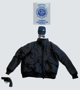 Revólver Y Prendas Usadas Por El Atracador