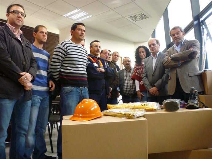 Muñoz, Segundo Por La Derecha, Entrega Material A Grupos De Pronto Auxilio.