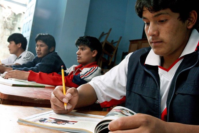 Escuela Rural En Perú