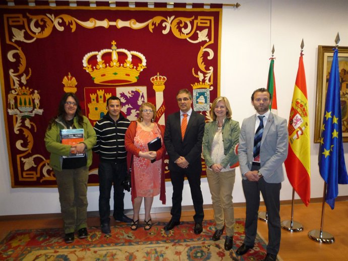 Herrador Junto A Representantes De SOS Bebés Robados Euskadi.