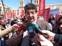 Valderas no da consejerías "por cerradas" porque supondría "sustituir" a Griñán, y ésa "no es su intención"