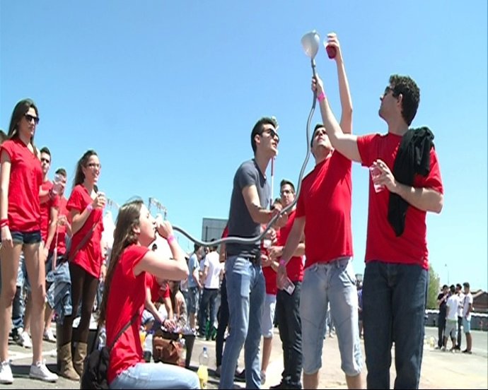 Universitarios Asistentes Al 'Macrobotellón' En El Grao De Valencia