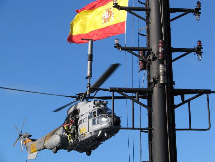 Helicóptero Superpuma Del SAR En Una Evacuación