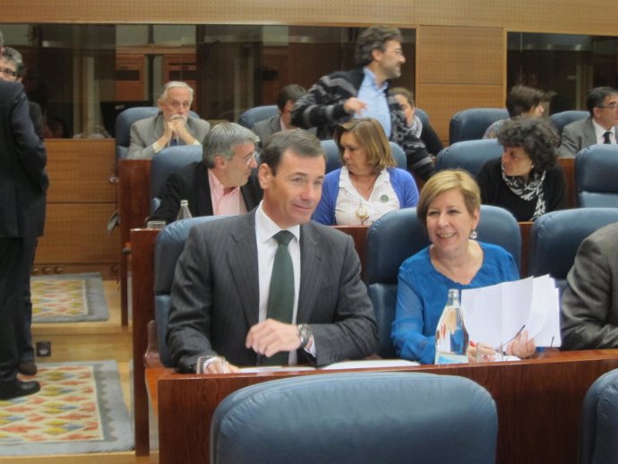 Tomás Gómez Y Maru Menéndez En La Asamblea De Madrid