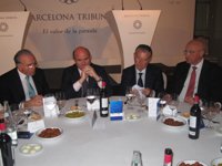 Economía.- De Guindos rehuye el pacto fiscal y reivindica la "solidaridad" del Gobierno con Cataluña 