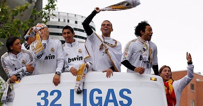 El Real Madrid En El Autobús Descapotable Que Le Llevó A Cibeles