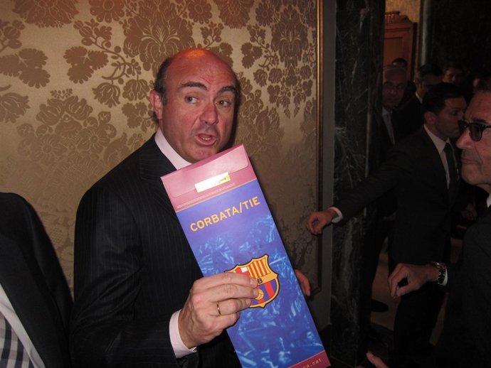 Luis De Guindos Obsequiado Con Una Corbata Del Barça