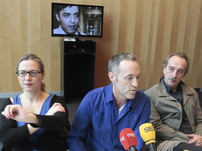 Miguel Del Arco (En El Centro) Con Dos De Los Actores De 'El Inspector'