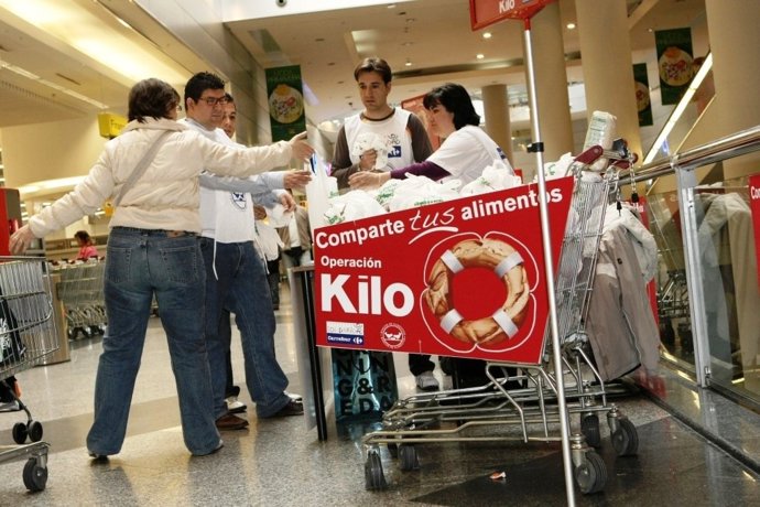 Voluntarios En La Campaña De Recogida A Beneficio De FESBAL