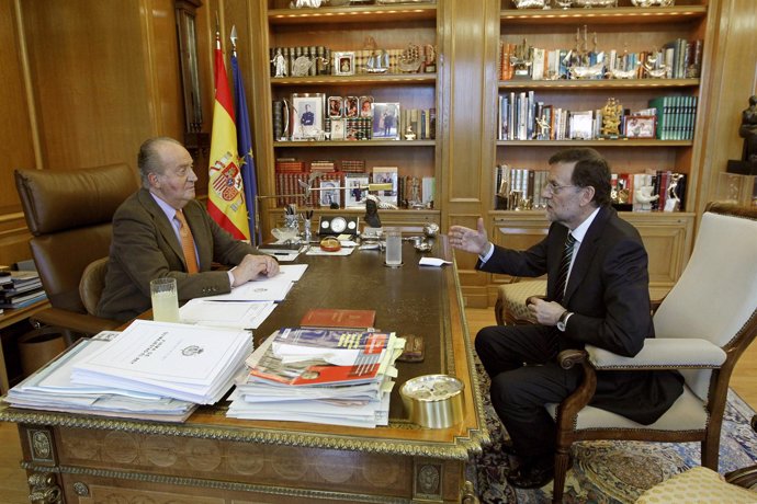 Don Juan Carlos Conversa Con  Mariano Rajoy