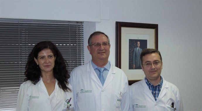 En El Centro De La Imagen El Doctor Francisco Márquez Con Parte De Su Equipo