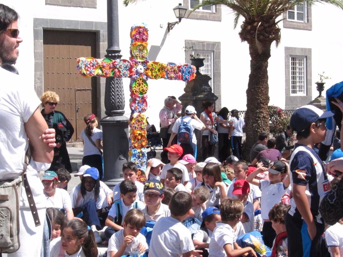 Una De Las Cruces De Mayo Elaboradas Por Niños De Las Palmas De Gran Canaria