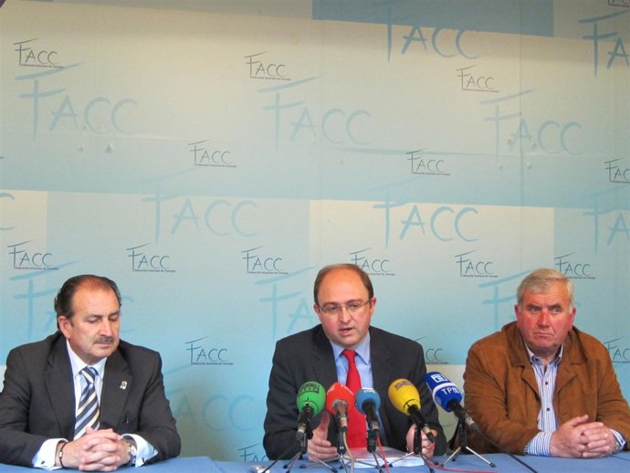 Los Alcaldes De Llanera Y Sariego Y El Presidente De La FACC, En Rueda De Prensa