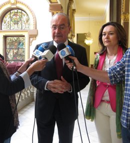 El Alcalde De Málaga Y La Concejala De Economía Y Hacienda