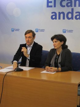 Los Diputados Nacionales Rafael Hernando (PP) Y Carmen Navarro (PP) 