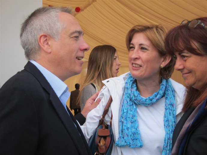 Pere Navarro En La Caseta Del PSC En La Feria De Abril